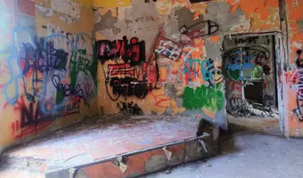 Niedokończona Willa i domek obok
