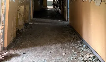 Opuszczony budynek szpitalnej pralni.
