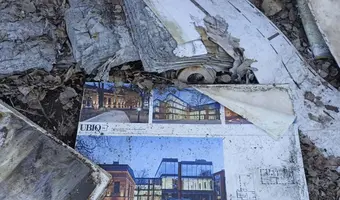Opuszczony plac z budynkami w zielonce