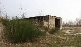 budynek obok jeziora
