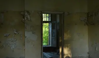 Opuszczony ośrodek zdrowia w Różanie