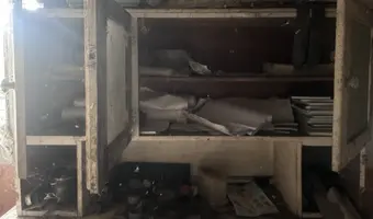 Ceglany dom dwurodzinny z piwnicą i szopą