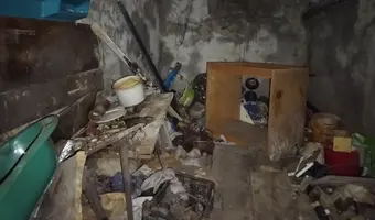 Kamienica z kupą wyposażenia
