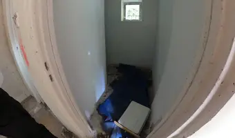 Opuszczony dom na skraju lasu
