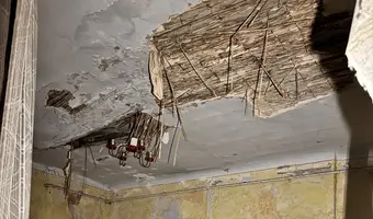 Pęknięta kamienica