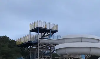 Opuszczona zjeżdżalnia na plaży