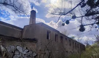 opuszczony budynek z kominem