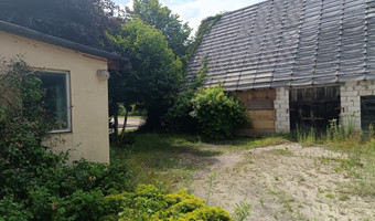 Opuszczony domek z garażem