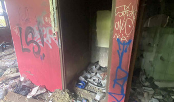 Opuszczony bar pod wierzbą
