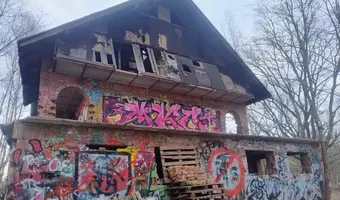 Niedokończona willa obok lotniska - photo 3/4