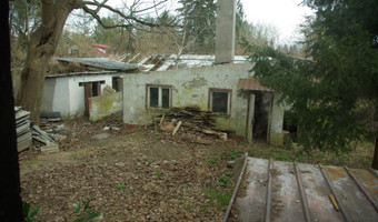 Opuszczony dom pomocy społecznej oraz dworek,