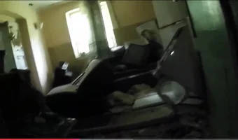 Opuszczony dom z pozostałościami