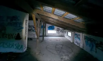 Duża ruina domu ze składem skrzyń - photo 3/4