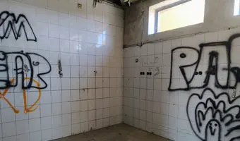 Opuszczona stacja benzynowa i McDonald's