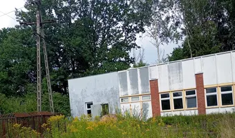 Opuszczona fabryka manekinów i rekwizytów reklamowych