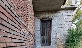 Ceglany dom dwurodzinny z piwnicą i szopą