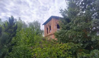 Niedokończona Willa i domek obok