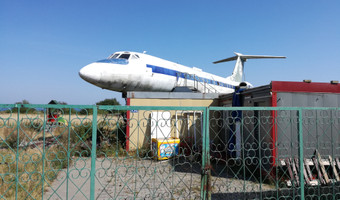 Opuszczony samolot na biwaku