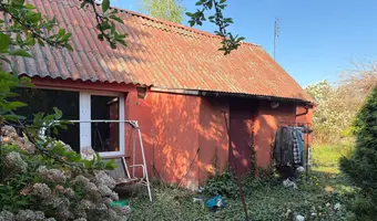 Opuszczony dom z dokumentami rozwodowymi