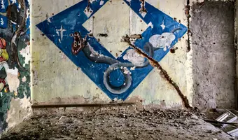 Old canteen with paint - zdjęcie 2/5