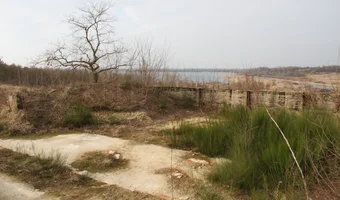 Budynek obok jeziora - zdjęcie 2/4