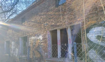 Mały opuszczony dom