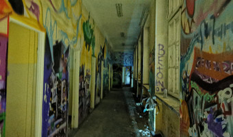 Opuszczona szkoła z celą w piwnicy