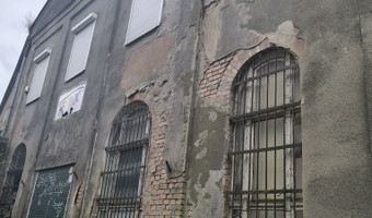 Opuszczona kamienica.