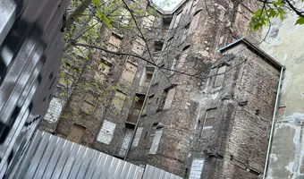 Opuszczona kamienica "spadające tynki" - photo 3/4