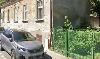 Dom ze spalonym dachem