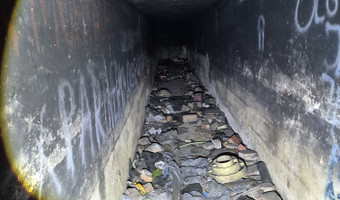 Stary bunkier obok osiedlowej kotłowni