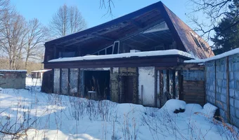 Opuszczone naczepy ciężarówek z budynkami