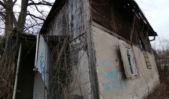 Opuszczony dom z budynkiem gospodarczym,