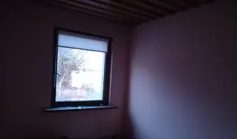 Opuszczony domek z garażem