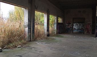 Ruiny i stary magazyn,