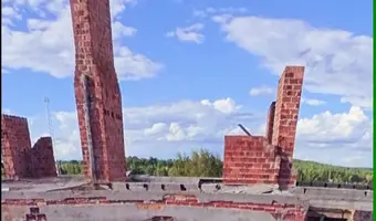BUDYNEK PRZY DRODZE