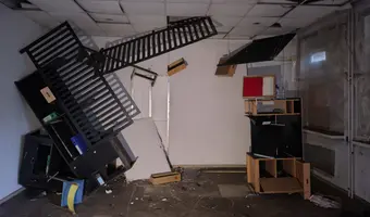 Opuszczony budynek biurowy - zdjęcie 3/4