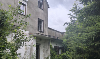 Opuszczona kamienica.