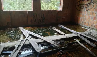 Niedokończona Willa i domek obok