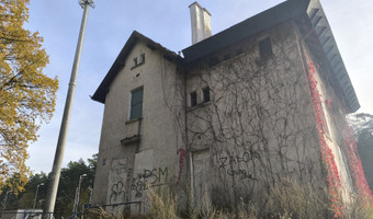 Opuszczony dom w którym sprzedawano bilety.
