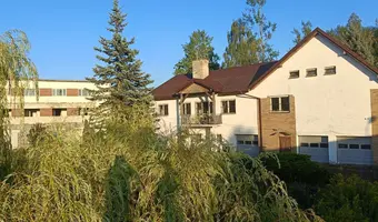 Opuszczona fabryka manekinów i rekwizytów reklamowych