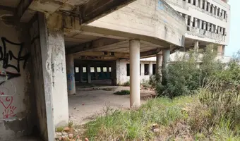 Duży niedokończony budynek koło portu Zadar