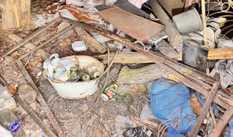 Prawdopodobnie opuszczony dom z garażem i letniówką