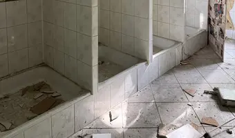 Opuszczony komis