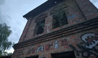 Niedokończona Willa i domek obok