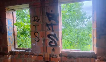 Niedokończona Willa i domek obok