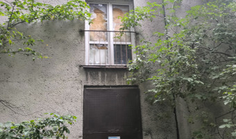 Opuszczony dobrze zachowany blok.