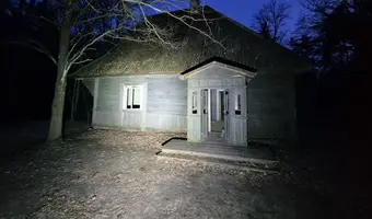 Opuszczona nawiedzona leśniczówka z horroru w środku lasu