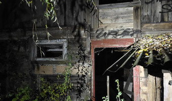 Małe opuszczone gospodarstwo,