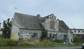 OPUSZCZONY DOM